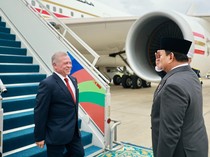 Prabowo Jemput Raja Yordania Abdullah II di Lanud Halim, Beri Pelukan Hangat