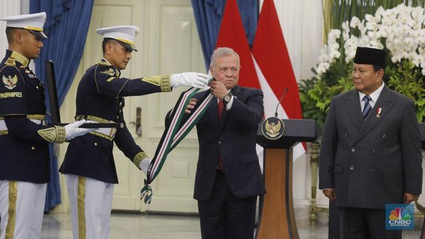 Presiden Prabowo Subianto diberikan gelar kehormatan oleh Raja Yordania, Raja Abdullah II di Kredensial Istana Merdeka, Jakarta, Jumat (14/11/2025). (CNBC Indonesia/Tri Susilo)
