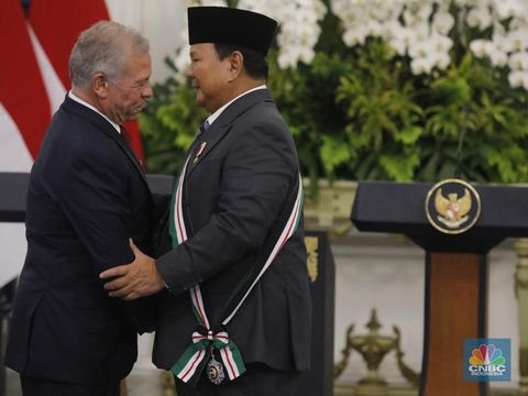 Presiden Prabowo Subianto diberikan gelar kehormatan oleh Raja Yordania, Raja Abdullah II di Kredensial Istana Merdeka, Jakarta, Jumat (14/11/2025). (CNBC Indonesia/Tri Susilo)
