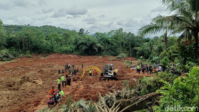 Proses pencarian korban tertimbun longsor di Desa Cibeunying, Kecamatan Majenang, Kabupaten Cilacap, Jumat (14/11/2025).