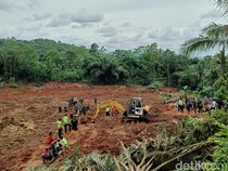 Evakuasi Korban Longsor Cibeunying Cilacap Terkendala Akses Sempit