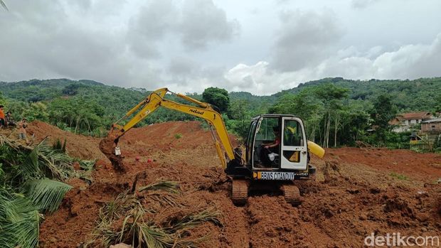Proses pencarian korban yang hilang tertimbun material longsor di Desa Cibeunying, Kecamatan Majenang, Kabupaten Cilacap, Jumat (14/11/2025).