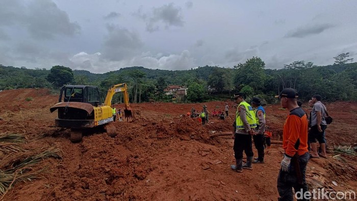 Proses pencarian korban yang hilang tertimbun material longsor di Desa Cibeunying, Kecamatan Majenang, Kabupaten Cilacap, Jumat (14/11/2025).