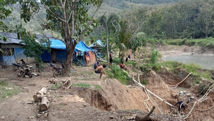 Aktivitas Penambangan Emas Tanpa Izin (PETI) di di kawasan Gunung Manis, Kecamatan Pesanggaran, Banyuwangi