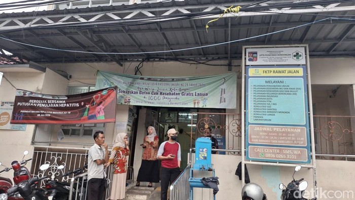 Puluhan siswa diduga keracunan usai mengkomsumsi MBG di Kota Bogor. Salah satu guru mengungkap ada bau tak sedap di menu MBG yang dikomsumsi para siswa. (M Sholihin/detikcom)
