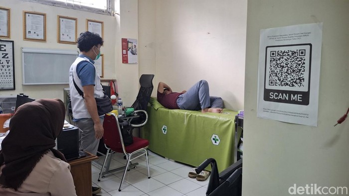 Puluhan siswa diduga keracunan usai mengkomsumsi MBG di Kota Bogor. Salah satu guru mengungkap ada bau tak sedap di menu MBG yang dikomsumsi para siswa. (M Sholihin/detikcom)