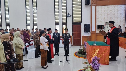 Putu Gde Novyartha dilantik dan diambil sumpah sebagai Waka PN Denpasar, Jumat (14/11/2025). (Ahmad Firizqi Irwan/detikBali)