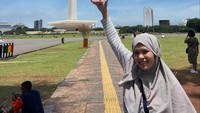Seperti yang dibilang Raim dalam postingannya, mereka ingin sekali berfoto dengan pose menjulurkan tangan ke puncak Monas. (Instagram/ Raim Laode)