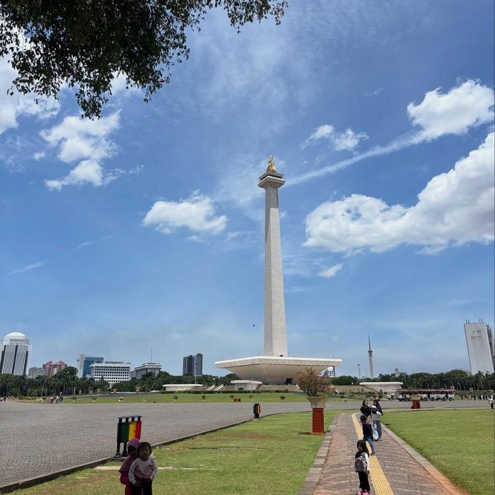 Raim Laode dan keluarga di Monas