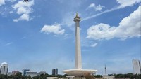 Monumen Nasional merupakan salah satu destinasi favorit warga Jakarta untuk mengisi weekend. Selain mudah menuju ke Monas dengan angkutan umum, tiket masuk ke Monas juga terjangkau. Tiket menuju Pelataran Puncak sebesar Rp 24.000 untuk dewasa, Rp13.000 untuk mahasiswa, dan Rp 6.000 untuk anak-anak. Sementara itu, harga tiket Museum adalah Rp 8.000 untuk dewasa, Rp 5.000 untuk mahasiswa, dan Rp 3.000 untuk anak-anak. (Instagram/ Raim Laode)