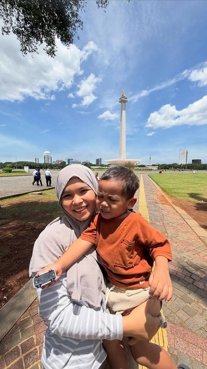 Raim Laode dan keluarga di Monas