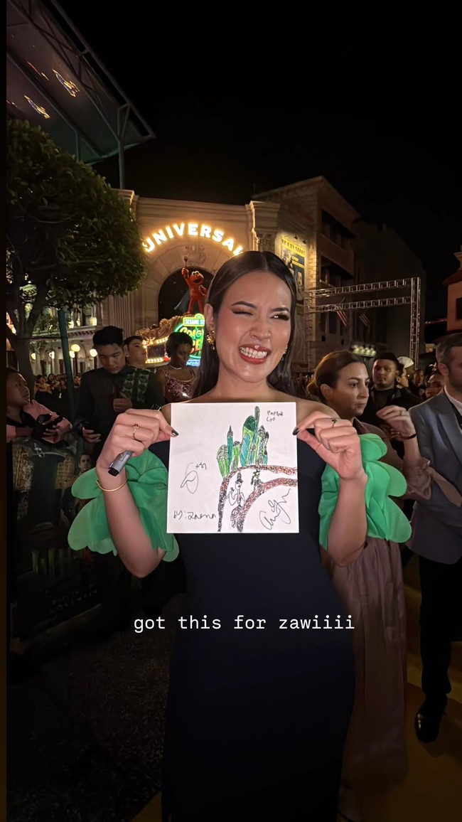 Ia tak hanya bertemu penyanyi dan bintang Hollywood favoritnya. Momen tersebut terasa makin spesial lantaran Raisa berhasil mendapatkan tanda tangan Ariana dan Cynthia di gambar buatan putrinya, Zalina Raine Wyllie atau Zawi. (Foto: Instagram/@raisa6690)