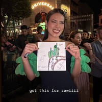 Ia tak hanya bertemu penyanyi dan bintang Hollywood favoritnya. Momen tersebut terasa makin spesial lantaran Raisa berhasil mendapatkan tanda tangan Ariana dan Cynthia di gambar buatan putrinya, Zalina Raine Wyllie atau Zawi. (Foto: Instagram/@raisa6690)