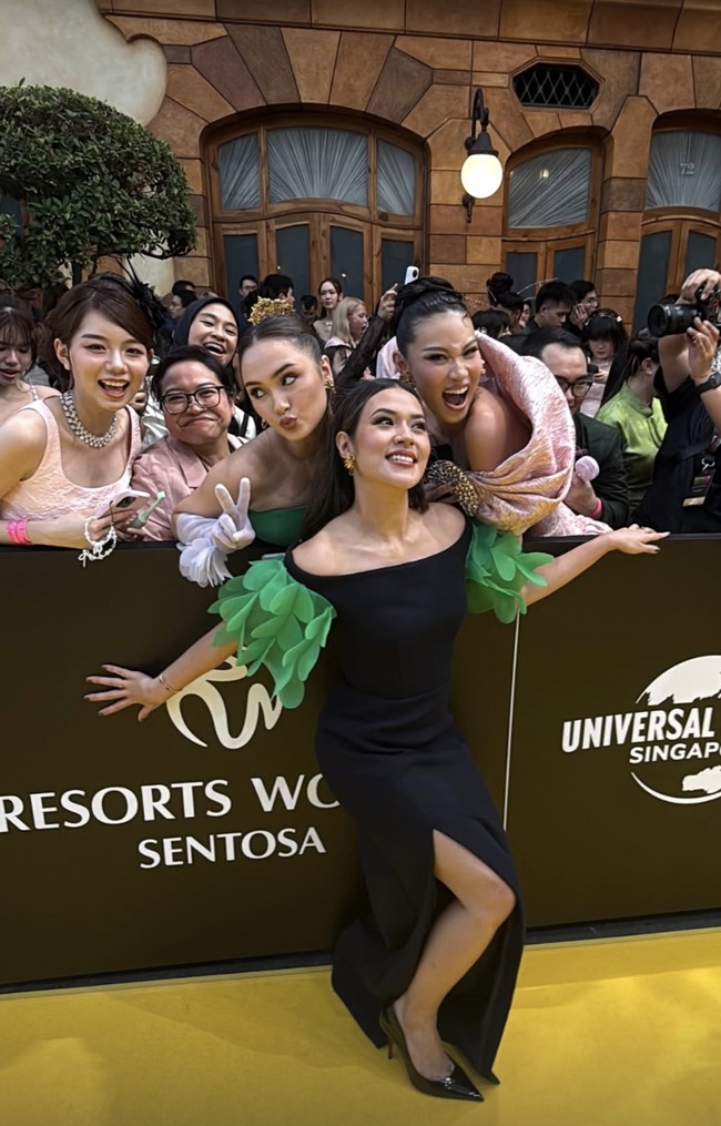 Raisa juga sempat membuat video ucapan bersama sutradara ‘Wicked’ Jon Chu untuk Zawi di karpet merah. “About last night, i wish my little bestie was here 🥹🥹,” tulis Raisa di unggahannya. Perhelatan yang dihadiri sempat diwarnai insiden mengejutkan yang berujung viral ketika seseorang menerobos karpet merah dan langsung menghampiri Ariana dengan agresif.