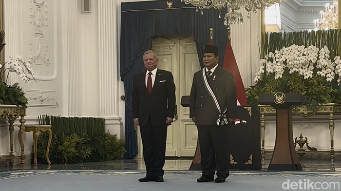 Raja Abdullah II menyematkan tanda kehormatan bernama ‘The Bejeweled Grand Cordon of Al-Nahda (Order of the Renaissance) and the Order of Al Nahda’ kepada Presiden Prabowo.(Firda Cynthia Anggrainy/detikcom)