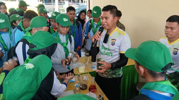 Ratusan pelajar SMA se-Provinsi Riau belajar soal tanaman hingga perternakan di Tabung Harmoni Hijau Polda Riau. Ratusan pelajar SMA se-Provinsi Riau belajar soal tanaman hingga perternakan di Tabung Harmoni Hijau Polda Riau dalam kegiatan Workshop Green Policing, Jumat (14/11/2025).