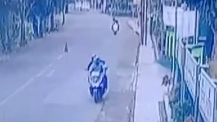 Rekaman CCTV aksi penjambretan di Pengasih, Kulon Progo, Kamis (13/11/2025).