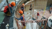 Sejumlah pekerja menyelesaikan proyek revitalisasi Cibubur Junction di Jakarta, Kamis (13/11/2025). 