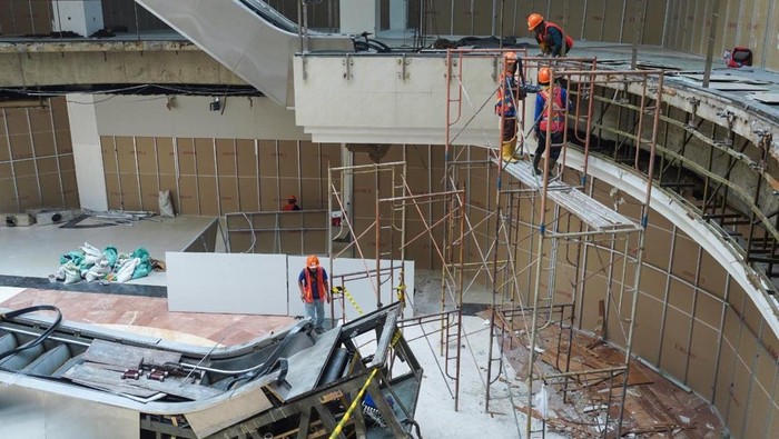 Sejumlah pekerja terlihat menyelesaikan proyek revitalisasi Cibubur Junction di Jakarta, Kamis (13/11/2025).