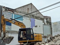 Video Ekskavator Hancurkan Rumah Sahroni Usai Dijarah Massa