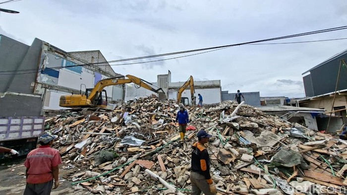 Rumah Ahmad Sahroni yang digeruduk massa di Jakarta Utara, kini telah dibongkar dan sudah rata dengan tanah.