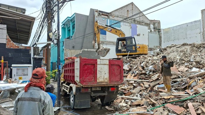 Rumah Ahmad Sahroni dibongkar