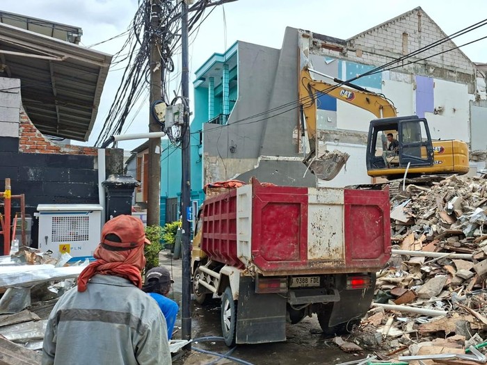 Rumah Ahmad Sahroni dibongkar