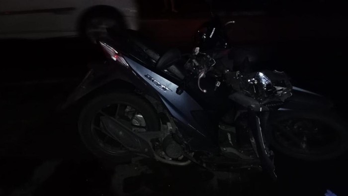 Salah motor yang terlibat kecelakaan menabrak truk berhenti hingga pengendaranya meninggal.