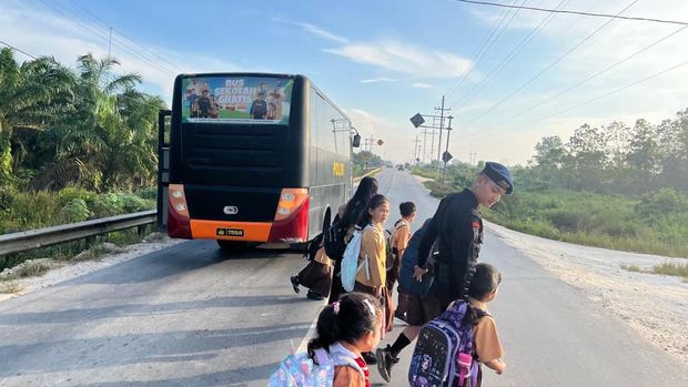 Satuan Brimob Polda Riau menghadirkan bus sekolah gratis di Rohil.