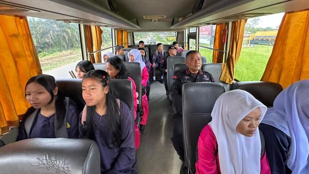 Satuan Brimob Polda Riau menghadirkan bus sekolah gratis di Rohil.
