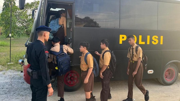 Satuan Brimob Polda Riau menghadirkan bus sekolah gratis di Rohil.