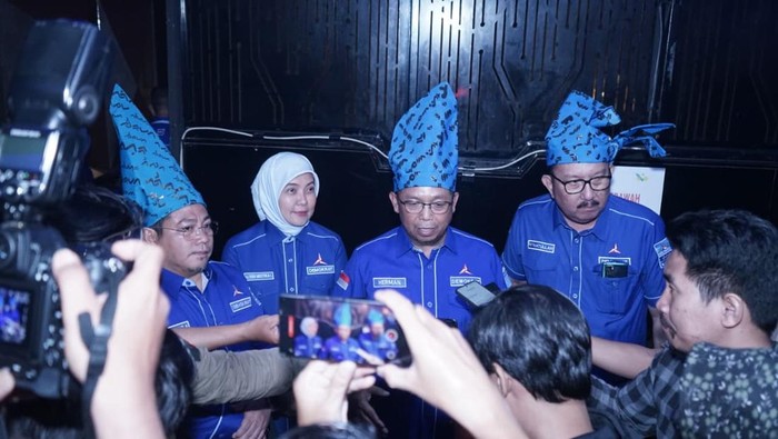 Sekjen DPP Partai Demokrat, Herman Khaeron (tengah).