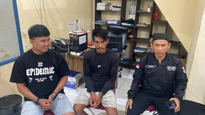 Anak buah kapal (ABK) KM Ainun Putri bernama Fadel (tengah) yang ditemukan selamat di Perairan Kabupaten Kepulauan Selayar, Sulawesi Selatan (Sulsel).