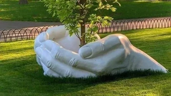 Give karya Lorenzo Quinn di Venesia, Italia. Foto: via StreetArtUtopia