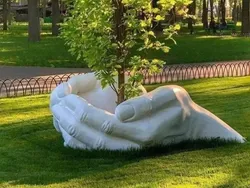 Karya Seni Bantuan Tangan yang Menyentuh Hati