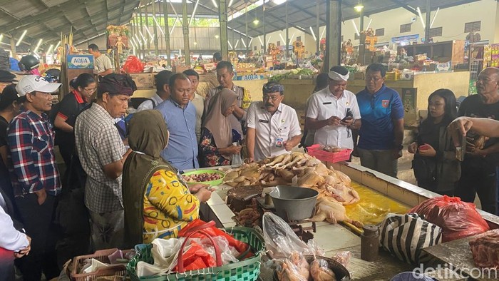 Sekda Karangasem bersama Dinas dan pihak terkait lainnya saat melakukan sidak ke Pasar Rakyat Subagan jelang hari Raya Galungan, Jumat (14/11/2025).