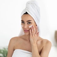 4 Kandungan Skincare Anti-Aging yang Direkomendasikan Dokter Kulit