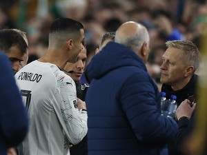 Pelatih Irlandia: Kartu Merah Ronaldo? Aksi yang Bodoh