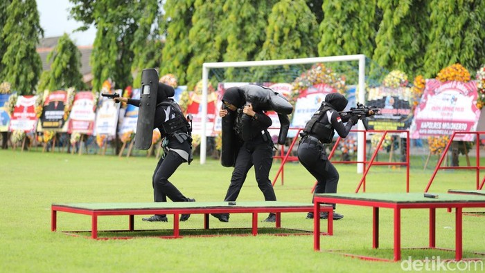 Srikandi Polwan Challenge dari Sat brimob Polda Jatim