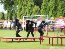 Saat Polwan Polda Jatim Unjuk Gigi di Srikandi Brimob Challenge