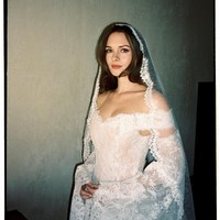 Stella Banderas yang merupakan putri dari mantan pasangan selebriti, Antonio Banderas dan Melanie Griffith, baru-baru ini menikah. Acara itu juga dihadiri oleh Dakota Johnson sebagai bridesmaid. Foto: Instagram @stellabanderasgriffith