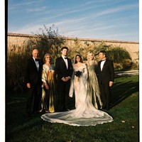 Meski sudah lama berpisah, Melanie dan Antonia terlihat kompak dalam acara pernikahan putrinya tersebut. Foto: Instagram @stellabanderasgriffith