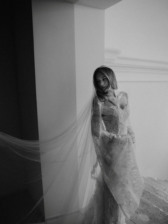 Pernikahan tersebut berlangsung di Ronda, sebuah kota bersejarah di Spanyol selatan, tak jauh dari tempat Antonio Banderas dibesarkan. Hari bahagia Stella didukung dengan suasana pedesaan yang mencerminkan kehidupan ‘sederhana’ Stella. Foto: Instagram @stellabanderasgriffith