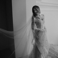 Pernikahan tersebut berlangsung di Ronda, sebuah kota bersejarah di Spanyol selatan, tak jauh dari tempat Antonio Banderas dibesarkan. Hari bahagia Stella didukung dengan suasana pedesaan yang mencerminkan kehidupan ‘sederhana’ Stella. Foto: Instagram @stellabanderasgriffith