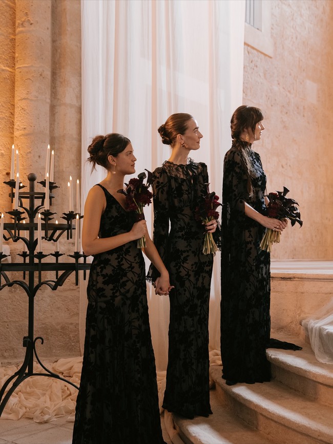 Pernikahan itu juga dihadiri oleh Dakota Johnson, kakak beda ayah dari Stella. Gaya aktris itu pun mencuri perhatian ketika menggunakan gaun hitam berenda yang tidak biasa dipakai bridesmaid. Foto: Instagram @melaniegriffith