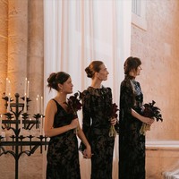 Pernikahan itu juga dihadiri oleh Dakota Johnson, kakak beda ayah dari Stella. Gaya aktris itu pun mencuri perhatian ketika menggunakan gaun hitam berenda yang tidak biasa dipakai bridesmaid. Foto: Instagram @melaniegriffith