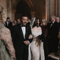 Wanita 25 tahun itu mengenakan gaun renda off-the-shoulder dengan kerudung katedral panjang yang menjuntai di belakangnya. Gaun itu berdesain abadi dengan hiasan renda yang rumit tapi memberi kesan romantis dan klasik. Foto: Instagram @melaniegriffith