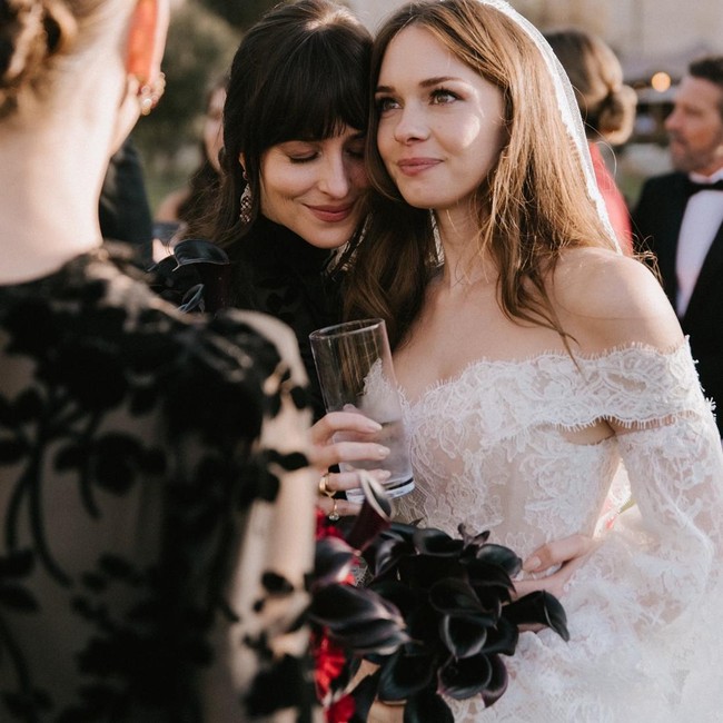 Potret Pernikahan Putri Antonio Banderas, Dakota Johnson Jadi Bridesmaid