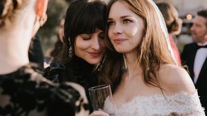 Potret Pernikahan Putri Antonio Banderas, Dakota Johnson Jadi Bridesmaid