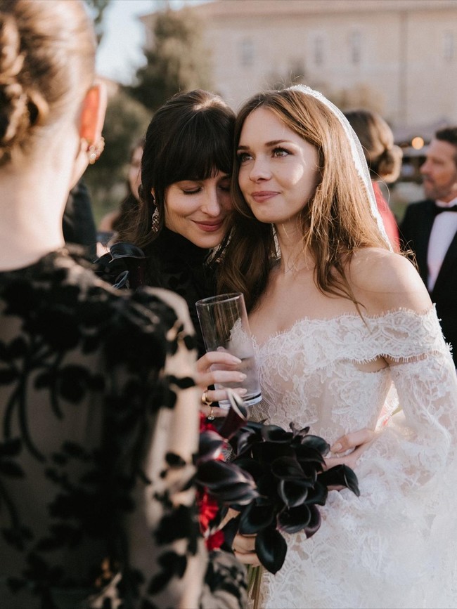 Potret Pernikahan Putri Antonio Banderas, Dakota Johnson Jadi Bridesmaid